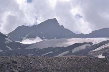Manimahesh Yatra, Budhil Vadisi 'ndeki Bharmour' dan 26 kilometre uzaklıkta yer almaktadır.