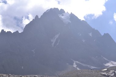 Manimahesh Yatra, Budhil Vadisi 'ndeki Bharmour' dan 26 kilometre uzaklıkta yer almaktadır.