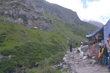 Manimahesh Yatra, Budhil Vadisi 'ndeki Bharmour' dan 26 kilometre uzaklıkta yer almaktadır.