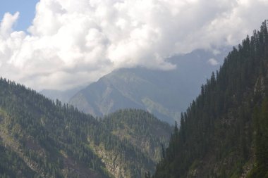 Manimahesh Yatra, Budhil Vadisi 'ndeki Bharmour' dan 26 kilometre uzaklıkta yer almaktadır.