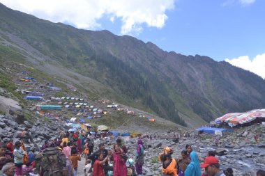 Manimahesh Yatra, Budhil Vadisi 'ndeki Bharmour' dan 26 kilometre uzaklıkta yer almaktadır.