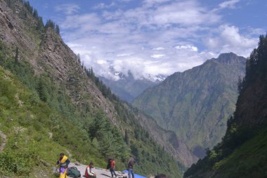 Manimahesh Yatra, Budhil Vadisi 'ndeki Bharmour' dan 26 kilometre uzaklıkta yer almaktadır.