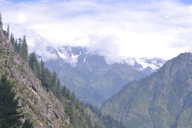 Manimahesh Yatra, Budhil Vadisi 'ndeki Bharmour' dan 26 kilometre uzaklıkta yer almaktadır.