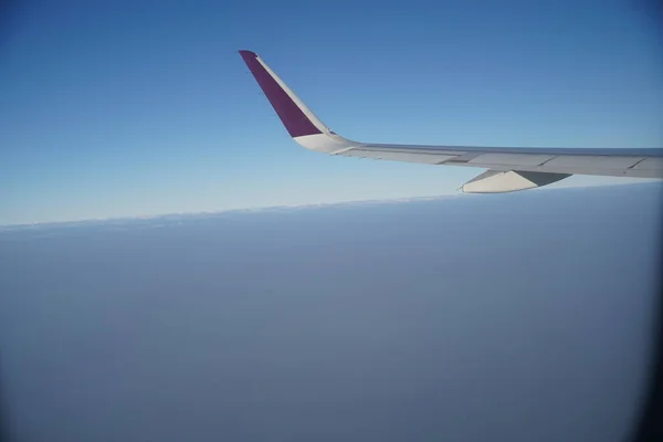 겨울에는 내리기 때문에 인도의 알프스 산맥의 풍경을 수있습니다 비행기 창문으로 — 스톡 사진