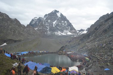 Manimahesh Yatra, Budhil Vadisi 'ndeki Bharmour' dan 26 kilometre uzaklıkta yer almaktadır.