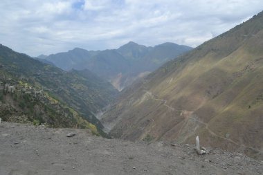 Manimahesh Yatra, Budhil Vadisi 'ndeki Bharmour' dan 26 kilometre uzaklıkta yer almaktadır.
