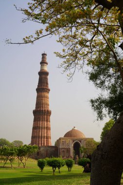DELHI, INDIA - 26 Nisan 2019: 26 Nisan 2019 'da Delhi' deki Qutub Minar harabelerini ziyaret eden kimliği belirsiz bir grup insan.