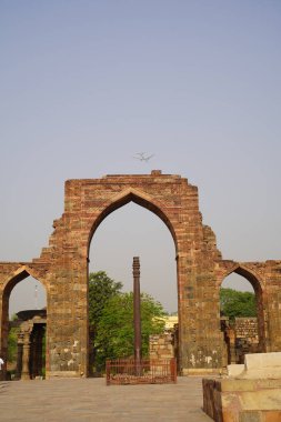 DELHI, INDIA - 26 Nisan 2019: 26 Nisan 2019 'da Delhi' deki Qutub Minar harabelerini ziyaret eden kimliği belirsiz bir grup insan.