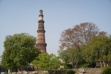 DELHI, INDIA - 26 Nisan 2019: 26 Nisan 2019 'da Delhi' deki Qutub Minar harabelerini ziyaret eden kimliği belirsiz bir grup insan.