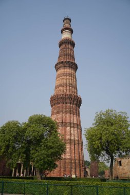 DELHI, INDIA - 26 Nisan 2019: 26 Nisan 2019 'da Delhi' deki Qutub Minar harabelerini ziyaret eden kimliği belirsiz bir grup insan.