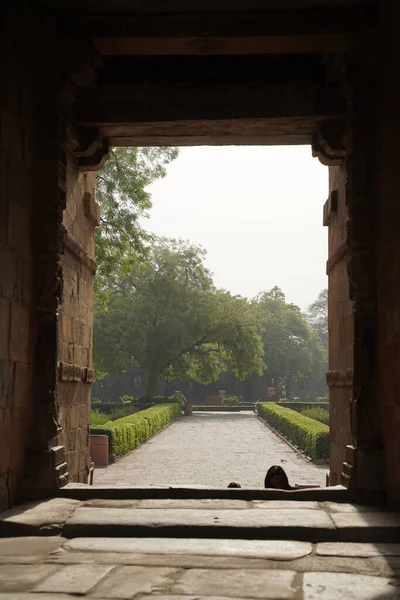 Delhi India April 2019 Een Ongeïdentificeerde Groep Mensen Bezoekt Ruïnes — Stockfoto