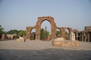 DELHI, INDIA - 26 Nisan 2019: 26 Nisan 2019 'da Delhi' deki Qutub Minar harabelerini ziyaret eden kimliği belirsiz bir grup insan.