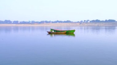 Varanasi, Utter pradesh, Hindistan, 3 Ocak 2022, ghatlardan kutsal Varanasi şehri manzarası. Nehrin kıyısına demirlemiş tekneler.