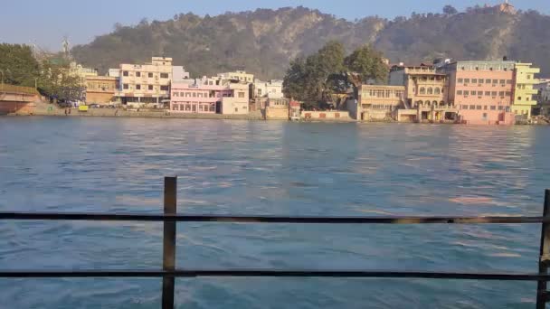 Bir Haridwar Ganga Nehri Flütlemek — Stok video