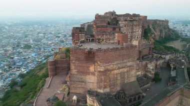 Mehrangarh Kalesi 'nin havadan görünüşü, 1459' da Rao Jodha tarafından inşa edilen Jodhpur, Rajasthan, Hindistan 'da büyük tarihi bir tepe kalesidir.