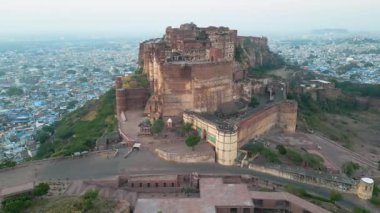 Mehrangarh Kalesi 'nin havadan görünüşü, 1459' da Rao Jodha tarafından inşa edilen Jodhpur, Rajasthan, Hindistan 'da büyük tarihi bir tepe kalesidir.