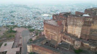 Mehrangarh Kalesi 'nin havadan görünüşü, 1459' da Rao Jodha tarafından inşa edilen Jodhpur, Rajasthan, Hindistan 'da büyük tarihi bir tepe kalesidir.