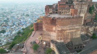 Mehrangarh Kalesi 'nin havadan görünüşü, 1459' da Rao Jodha tarafından inşa edilen Jodhpur, Rajasthan, Hindistan 'da büyük tarihi bir tepe kalesidir.