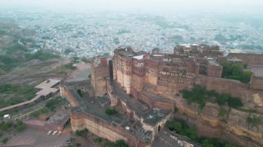 Mehrangarh Kalesi 'nin havadan görünüşü, 1459' da Rao Jodha tarafından inşa edilen Jodhpur, Rajasthan, Hindistan 'da büyük tarihi bir tepe kalesidir.