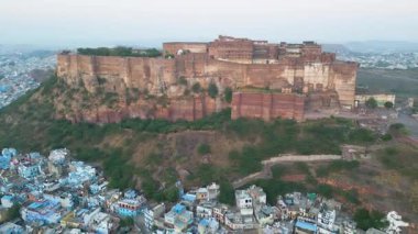 Mehrangarh Kalesi 'nin havadan görünüşü, 1459' da Rao Jodha tarafından inşa edilen Jodhpur, Rajasthan, Hindistan 'da büyük tarihi bir tepe kalesidir.