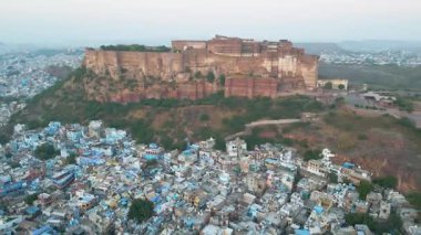 Mehrangarh Kalesi 'nin havadan görünüşü, 1459' da Rao Jodha tarafından inşa edilen Jodhpur, Rajasthan, Hindistan 'da büyük tarihi bir tepe kalesidir.