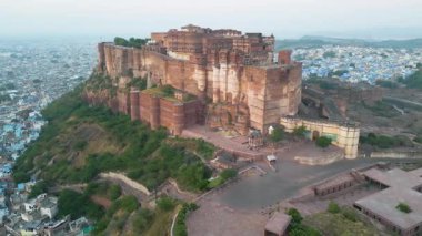 Mehrangarh Kalesi 'nin havadan görünüşü, 1459' da Rao Jodha tarafından inşa edilen Jodhpur, Rajasthan, Hindistan 'da büyük tarihi bir tepe kalesidir.