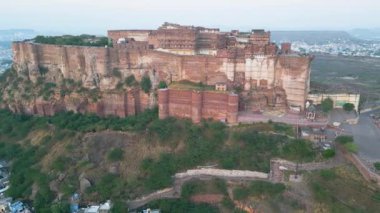 Mehrangarh Kalesi 'nin havadan görünüşü, 1459' da Rao Jodha tarafından inşa edilen Jodhpur, Rajasthan, Hindistan 'da büyük tarihi bir tepe kalesidir.