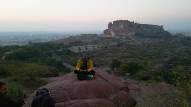 Mehrangarh Kalesi 'nin havadan görünüşü, 1459' da Rao Jodha tarafından inşa edilen Jodhpur, Rajasthan, Hindistan 'da büyük tarihi bir tepe kalesidir.