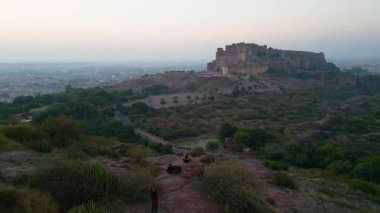Mehrangarh Kalesi 'nin havadan görünüşü, 1459' da Rao Jodha tarafından inşa edilen Jodhpur, Rajasthan, Hindistan 'da büyük tarihi bir tepe kalesidir.
