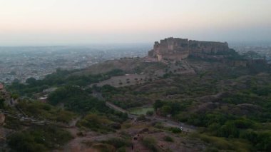 Mehrangarh Kalesi 'nin havadan görünüşü, 1459' da Rao Jodha tarafından inşa edilen Jodhpur, Rajasthan, Hindistan 'da büyük tarihi bir tepe kalesidir.