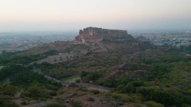 Mehrangarh Kalesi 'nin havadan görünüşü, 1459' da Rao Jodha tarafından inşa edilen Jodhpur, Rajasthan, Hindistan 'da büyük tarihi bir tepe kalesidir.