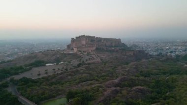 Mehrangarh Kalesi 'nin havadan görünüşü, 1459' da Rao Jodha tarafından inşa edilen Jodhpur, Rajasthan, Hindistan 'da büyük tarihi bir tepe kalesidir.