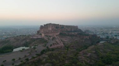 Mehrangarh Kalesi 'nin havadan görünüşü, 1459' da Rao Jodha tarafından inşa edilen Jodhpur, Rajasthan, Hindistan 'da büyük tarihi bir tepe kalesidir.