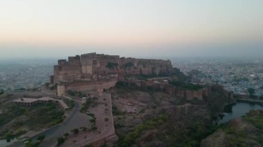Mehrangarh Kalesi 'nin havadan görünüşü, 1459' da Rao Jodha tarafından inşa edilen Jodhpur, Rajasthan, Hindistan 'da büyük tarihi bir tepe kalesidir.