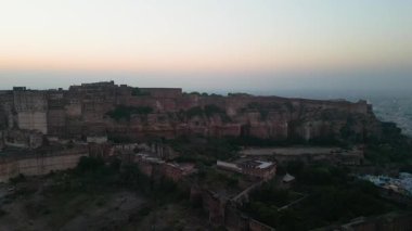 Mehrangarh Kalesi 'nin havadan görünüşü, 1459' da Rao Jodha tarafından inşa edilen Jodhpur, Rajasthan, Hindistan 'da büyük tarihi bir tepe kalesidir.