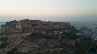 Mehrangarh Kalesi 'nin havadan görünüşü, 1459' da Rao Jodha tarafından inşa edilen Jodhpur, Rajasthan, Hindistan 'da büyük tarihi bir tepe kalesidir.