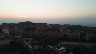 Mehrangarh Kalesi 'nin havadan görünüşü, 1459' da Rao Jodha tarafından inşa edilen Jodhpur, Rajasthan, Hindistan 'da büyük tarihi bir tepe kalesidir.
