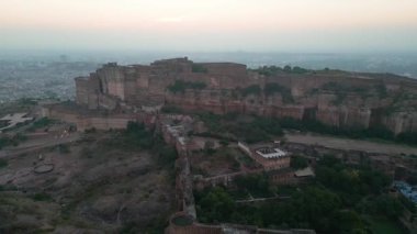 Mehrangarh Kalesi 'nin havadan görünüşü, 1459' da Rao Jodha tarafından inşa edilen Jodhpur, Rajasthan, Hindistan 'da büyük tarihi bir tepe kalesidir.