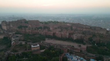 Mehrangarh Kalesi 'nin havadan görünüşü, 1459' da Rao Jodha tarafından inşa edilen Jodhpur, Rajasthan, Hindistan 'da büyük tarihi bir tepe kalesidir.