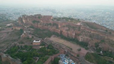 Mehrangarh Kalesi 'nin havadan görünüşü, 1459' da Rao Jodha tarafından inşa edilen Jodhpur, Rajasthan, Hindistan 'da büyük tarihi bir tepe kalesidir.
