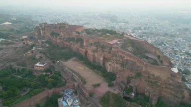 Mehrangarh Kalesi 'nin havadan görünüşü, 1459' da Rao Jodha tarafından inşa edilen Jodhpur, Rajasthan, Hindistan 'da büyük tarihi bir tepe kalesidir.
