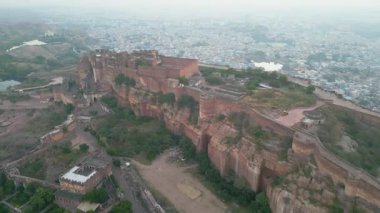 Mehrangarh Kalesi 'nin havadan görünüşü, 1459' da Rao Jodha tarafından inşa edilen Jodhpur, Rajasthan, Hindistan 'da büyük tarihi bir tepe kalesidir.