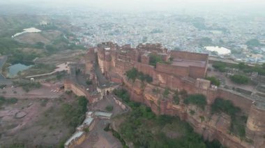 Mehrangarh Kalesi 'nin havadan görünüşü, 1459' da Rao Jodha tarafından inşa edilen Jodhpur, Rajasthan, Hindistan 'da büyük tarihi bir tepe kalesidir.