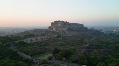 Mehrangarh Kalesi 'nin havadan görünüşü, 1459' da Rao Jodha tarafından inşa edilen Jodhpur, Rajasthan, Hindistan 'da büyük tarihi bir tepe kalesidir.