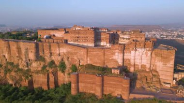 Mehrangarh Kalesi 'nin havadan görünüşü, 1459' da Rao Jodha tarafından inşa edilen Jodhpur, Rajasthan, Hindistan 'da büyük tarihi bir tepe kalesidir.