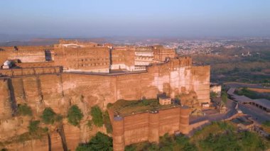 Mehrangarh Kalesi 'nin havadan görünüşü, 1459' da Rao Jodha tarafından inşa edilen Jodhpur, Rajasthan, Hindistan 'da büyük tarihi bir tepe kalesidir.
