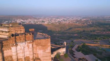 Mehrangarh Kalesi 'nin havadan görünüşü, 1459' da Rao Jodha tarafından inşa edilen Jodhpur, Rajasthan, Hindistan 'da büyük tarihi bir tepe kalesidir.