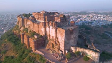 Mehrangarh Kalesi 'nin havadan görünüşü, 1459' da Rao Jodha tarafından inşa edilen Jodhpur, Rajasthan, Hindistan 'da büyük tarihi bir tepe kalesidir.