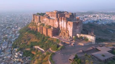 Mehrangarh Kalesi 'nin havadan görünüşü, 1459' da Rao Jodha tarafından inşa edilen Jodhpur, Rajasthan, Hindistan 'da büyük tarihi bir tepe kalesidir.