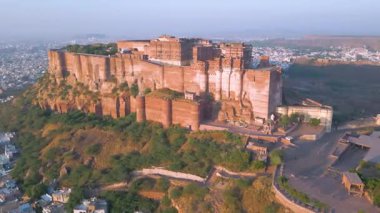 Mehrangarh Kalesi 'nin havadan görünüşü, 1459' da Rao Jodha tarafından inşa edilen Jodhpur, Rajasthan, Hindistan 'da büyük tarihi bir tepe kalesidir.